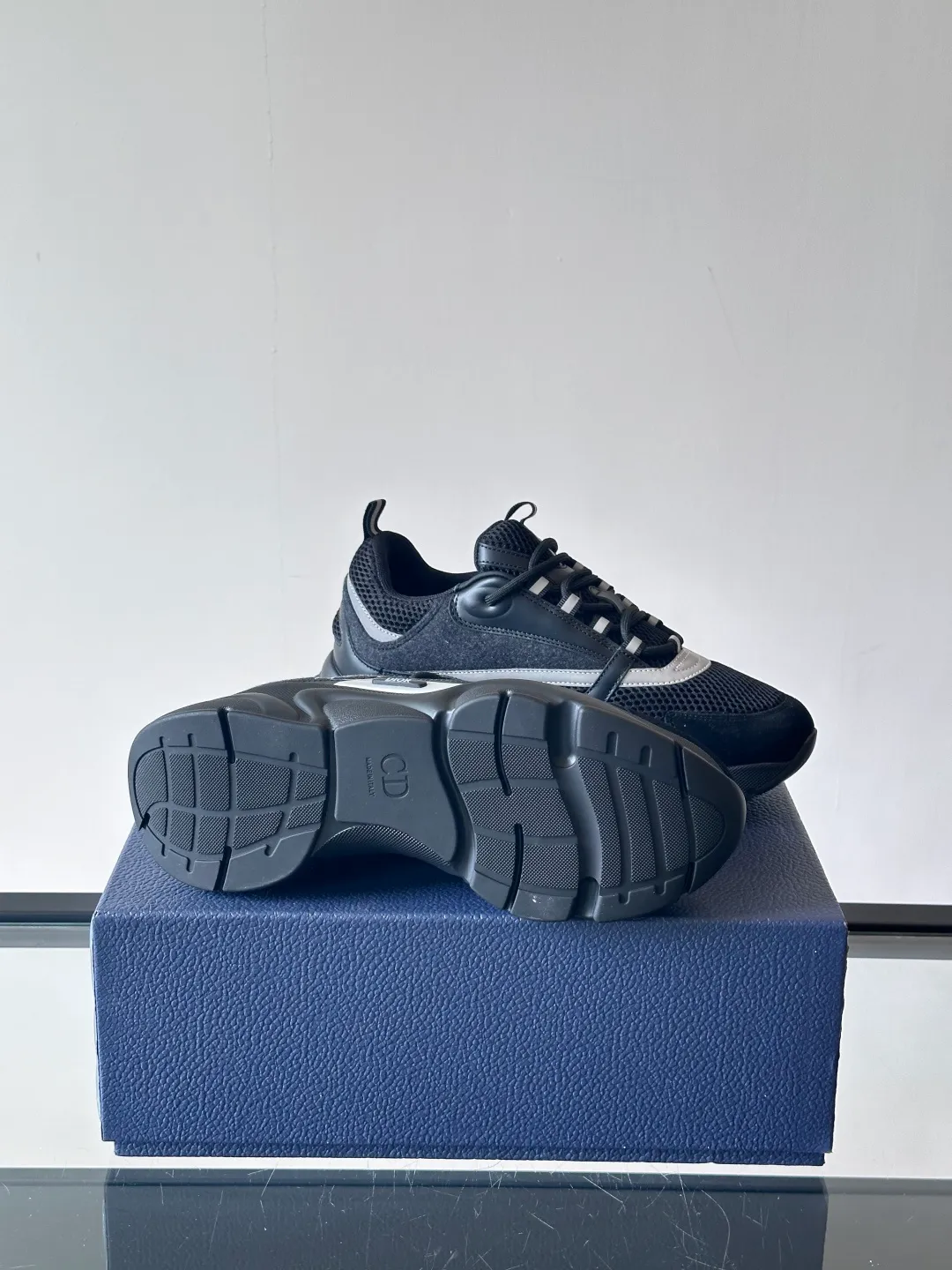Factory price: 480💰 ◾️▫️Dior D®️ x 🆕 (high version) B22 men's jogging fashion sneakers, this single product draws inspiration from retro jogging shoes. It adopts a thick low-top design, with an upper made of black cow leather and mesh fabric, and a black and white engraved rubber sole. Black mesh fabric tongue and heel counters complement black laces, with an embossed "Di~r" logo embellishment on the side. These sneakers can be mixed and matched with a classic suit for a sporty chic look! Size: 39-45 (38, 46 can be customized)